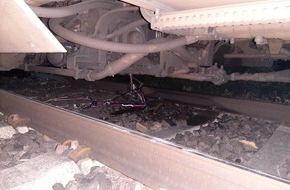 Bundespolizeiinspektion Kiel: BPOL-KI: Zug kollidiert mit Fahrrad und wird erheblich beschädigt. Bundespolizei sucht Zeugen
