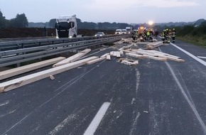 Polizeiinspektion Osnabrück: POL-OS: Hilter-A33: Dachstuhlbalken auf Fahrbahn verursachten Verkehrsunfall