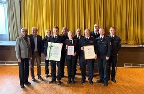 Feuerwehr Beverungen: FW Beverungen: 130 Jahre Jugendarbeit der Feuerwehr Beverungen: Dreifach-Jubiläum mit Leistungsabnahme am Schulzentrum