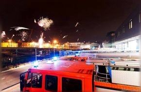 Feuerwehr Mülheim an der Ruhr: FW-MH: Silvesterbilanz. Einige schwere Verletzungen durch Pyrotechnik. 103 Einsätze für die Feuerwehr Mülheim.