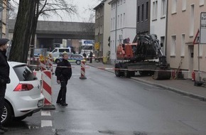 Feuerwehr Gelsenkirchen: FW-GE: Explosionsgefahr nach Gasaustritt in Gelsenkirchen Schalke. - Gasleitung wird bei Erdarbeiten vom Bagger beschädigt.