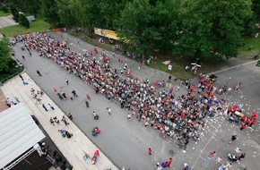bofrost*: bofrost* Sommerfans bilden längste eisschleckende Menschenkette Deutschlands / 1.171 Berliner schleckten Eis für den Rekord (mit Bild)