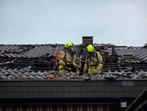 FW-RD: Dachstuhlbrand in Büdelsdorf - 70 Einsatzkräften löschten das Feuer