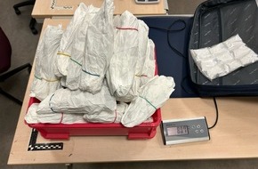Hauptzollamt Lörrach: HZA-LÖ: Zoll stellt 71 Kilogramm mutmaßlicher Kaudroge in Taxi sicher