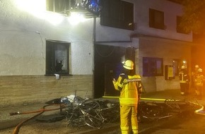 Brand- und Katastrophenschutz der Stadt Speyer: FW Speyer: Sperrm&uuml;llbrand bedroht Wohnung - eine Person leicht verletzt