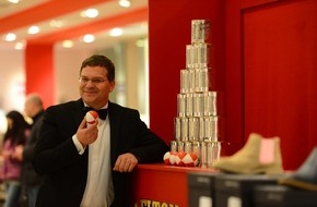 ProSieben: Eltons unmoralisches Angebot: 100.000 Euro gewinnen oder alles verlieren - bei "Elton zockt - LIVE!" am Samstag auf ProSieben (BILD)