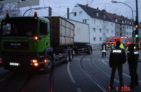 Feuerwehr Essen: FW-E: LKW-Anhänger unter Brücke verkeilt