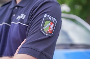 Landesamt für Zentrale Polizeiliche Dienste NRW: POL-LZPD: LZPD NRW übergibt neue "Heimtrikots" an Einsatzkräfte - Polizistinnen und Polizisten in neuem Outfit auf Streife
