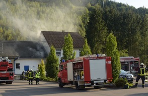 FW-OE: Feuer in einem Industriebetrieb: massiver Rauch und Hitze erschweren die Löscharbeiten, keine Personen verletzt