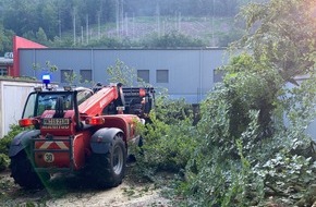 Feuerwehr Iserlohn: FW-MK: Umgestürzter Baum - Einsatz für den Teleskoplader