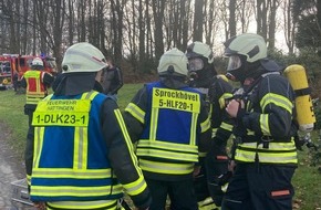 Feuerwehr Hattingen: FW-EN: Gemeldeter Dachstuhlbrand entpuppte sich als umfangreicher Kaminbrand - Feuerwehr Hattingen war mehrere Stunden im Einsatz