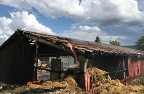 Kreisfeuerwehrverband Calw e.V.: KFV-CW: Schnelles Eingreifen der Feuerwehr rettet Lagerhalle in Beihingen - Zwei Verletzte - 75 Feuerwehrkräfte im Einsatz