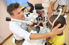 CBM - Christoffel Blindenmission: Schweizer Augenchirurg bewahrt in Uganda Menschen vor Erblindung