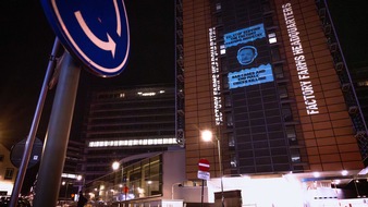 EU-Kommission wird zur "Zentrale der Tierindustrie" / Tierschutzorganisation Animal Equality prangert mit Projektion in Brüssel die Nähe der EU-Kommission zur Tierindustrie an