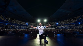 ProSieben: Da lacht das volle Volksparkstadion und ProSieben lacht mit! Bei Chris Talls Soloprogramm "LAUGH STORIES"