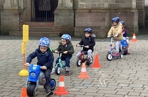 Polizeidirektion Trier: POL-PDTR: Spielend Verkehrsregeln lernen - "Tabaluga-Mobil" erstmalig im Einsatz