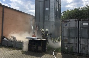Feuerwehr Dortmund: FW-DO: Feuer in einer Absauganlage in einer Schreinerei // Keine verletzen Personen