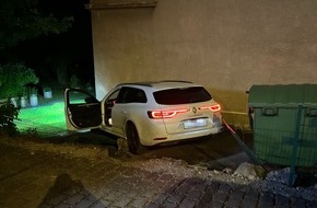 Polizei Hagen: POL-HA: Auto kollidiert mit Hauswand: 26-Jähriger ohne Fahrerlaubnis unterwegs