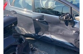 Polizei Mettmann: POL-ME: Zusammenstoß im Gegenverkehr - 19-Jährige verletzt - Hilden - 2205030