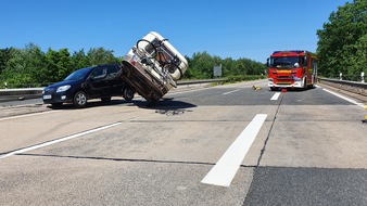 Feuerwehr Bremerhaven: FW Bremerhaven: Verkehrsunfall mit einem Wohnwagenanhänger auf der Autobahn