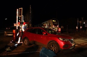 Bundespolizeidirektion Sankt Augustin: BPOL NRW: Bundespolizei ermittelt nach Kollision eins IC mit einem Auto am Bahnübergang in Nachrodt-Wiblingwerde