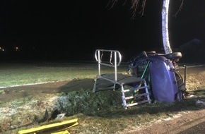 Freiwillige Feuerwehr Lage: FW Lage: VU mit eingeklemmter Person - PKW gegen Baum - 12.02.2018 - 18:36 Uhr