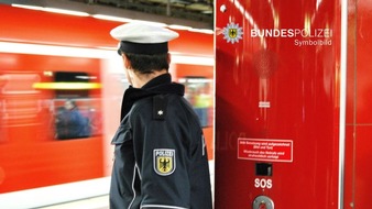 Bundespolizeidirektion München: Bundespolizeidirektion München: Schnellbremsung wegen Handy im Gleis - Bundespolizei warnt eindringlich vor Betreten der Gleise