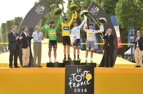 Skoda Auto Deutschland GmbH: Tour de France Sieger Christopher Froome reckt SKODA Kristallglas-Trophäe gen Himmel (FOTO)