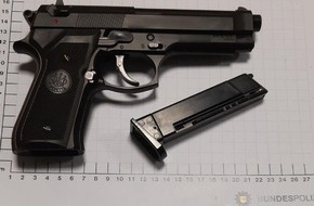 Bundespolizeidirektion Sankt Augustin: BPOL NRW: 40-Jähriger zielt mit Pistole auf Senior - Bundespolizei stellt Anscheinswaffe sicher