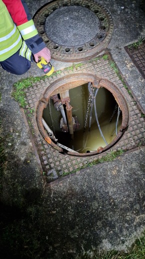 Freiwillige Feuerwehr Gemeinde Schiffdorf: FFW Schiffdorf: Ausgefallene Abwasserpumpe sorgt für überfluteten Keller