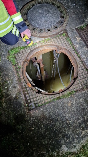 Freiwillige Feuerwehr Gemeinde Schiffdorf: FFW Schiffdorf: Ausgefallene Abwasserpumpe sorgt für überfluteten Keller