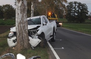 Polizei Minden-Lübbecke: POL-MI: Autofahrt endet an Baum