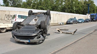 Polizei Essen: POL-E: Essen: Auto überschlägt sich - Fahrer leichtverletzt - Zeugenaufruf - Fotos