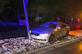 Polizeipräsidium Nordhessen - Kassel: POL-KS: Alkohol am Steuer: Autofahrer kracht gegen Laternenmast und verletzt sich leicht