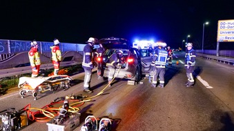 Feuerwehr Dortmund: FW-DO: Verkehrsunfall auf der Mallinckrodtstra&szlig;e f&uuml;hrt zu Vollsperrung