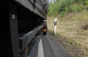 Polizeipräsidium Nordhessen - Kassel: POL-KS: 72 Fässer mit Tierdärmen mangelhaft gesichert: Polizisten stoppen gefährliche Fahrt von Sattelzug