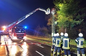 Freiwillige Feuerwehr Bedburg-Hau: FW-KLE: Stromausfall: Brand einer Trafostation durch Feuerwerkskörper