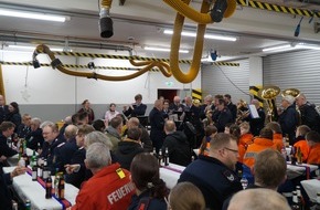 Feuerwehr Samtgemeinde Wathlingen: FW Wathlingen: &Uuml;bergabe eines Tankl&ouml;schfahrzeuges und eines Logistikanh&auml;ngers an die Ortsfeuerwehr Adelheidsdorf