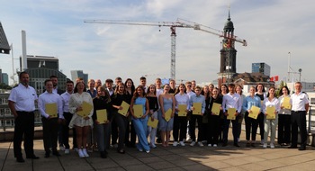 Hauptzollamt Hamburg: HZA-HH: Berufseinsteiger beim Hauptzollamt Hamburg//Jetzt Karriere beim ZOLL starten!