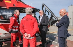 DRF Luftrettung: DRF Luftrettung in Angermünde / Ministerpräsident Dr. Dietmar Woidke besucht Christoph 64