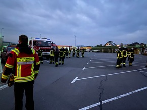 FW-PL: Plettenberger Feuerwehr unterstützt mit mehreren Einheiten bei Großbrand in Neuenrade