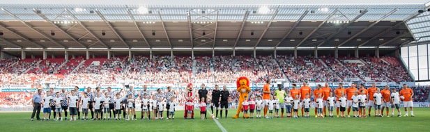 ING Deutschland: "Champions for Charity": 100.000 Euro für gemeinnützige Projekte / 25.000 Zuschauer bejubeln Dirk Nowitzki All Stars und Nazionale Piloti