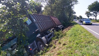 Polizeiinspektion Cuxhaven: POL-CUX: LKW verunfallt auf der B73 zwischen Altenbruch und Otterndorf - Sperrung wird für die Bergung erforderlich sein (Lichtbild in der Anlage)