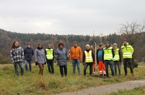 Erdgas Südwest: Presseinformation: Gemeinde Malsch und Erdgas Südwest pflanzen Streuobstbäume für mehr Artenvielfalt