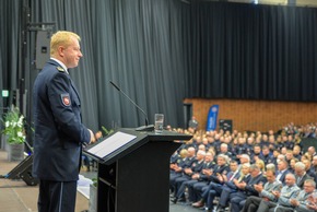 POL-AK NI: Polizeiakademie Niedersachsen verabschiedet über 400 neue Polizeikommissarinnen und -kommissare / Erstmalige Teilnahme einer Bremer Studiengruppe an der Abschlussfeier des Bachelor-Studienjahrgangs