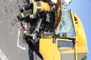 FW-WRN: Verkehrsunfall auf der BAB 1 in Fahrtrichtung Köln mit einem zusätzlichen schweren Auffahrunfall am Stauende