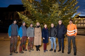 Fürstentum Liechtenstein: Weihnachtsbaum der Gemeinde Triesenberg schmückt Regierungsgebäude
