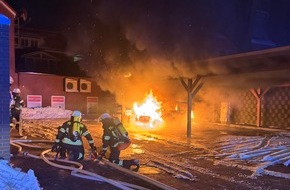 Freiwillige Feuerwehr Aurich: FW-AUR: Zeitgleich brennt PKW unter Holzcarport