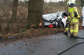Feuerwehr Bottrop: FW-BOT: PKW prallt vor einen Baum.