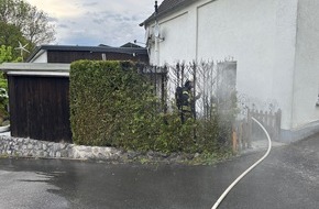 Feuerwehr Ense: FW Ense: Heckenbrand in Ense-L&uuml;ttringen: Feuerwehr f&uuml;hrt Nachl&ouml;scharbeiten durch**